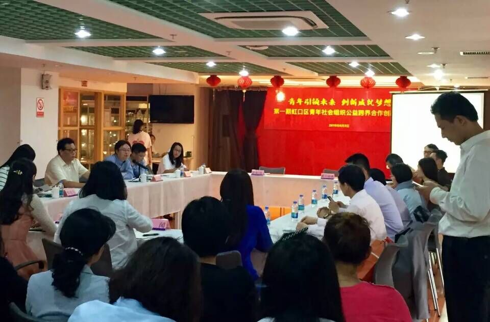 上海市虹口区人导政府地区工作办公室主任王力平先生在介绍当前社会公益组织的状态及发展